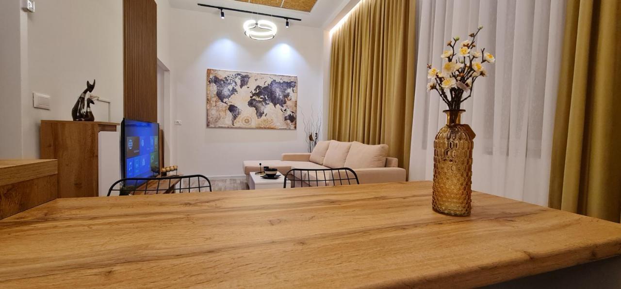 New Modern Apartment In The Center Of Тирана Екстер'єр фото