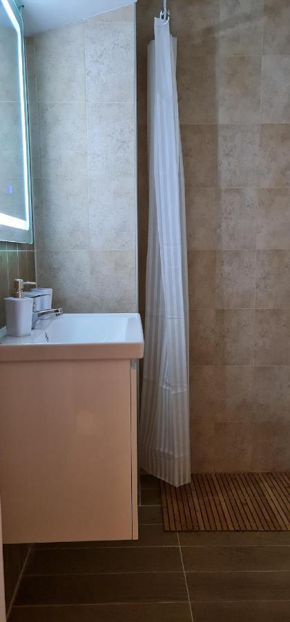 New Modern Apartment In The Center Of Тирана Екстер'єр фото